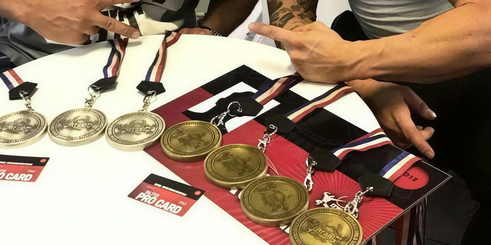 Medale i karty Elite Pro z sezonu 2018